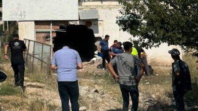 Burdur’da bir otomobil, sürücüsünün kontrolünü yitirmesi sonucu yola yakın bir