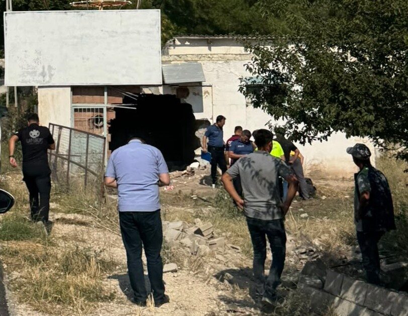 Burdur’da bir otomobil, sürücüsünün kontrolünü yitirmesi sonucu yola yakın bir