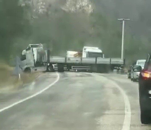 Karabük-Yenice karayolunda meydana gelen bir olay sonucu yol trafiğe kapatıldı.