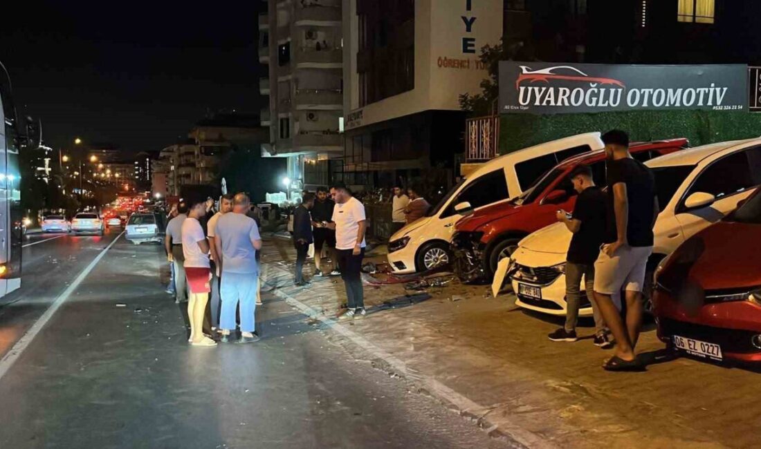 Alanya ilçesinde, sürücüsü direksiyon hakimiyetini kaybeden bir otomobil, yol kenarındaki