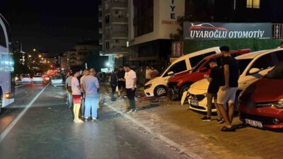 Alanya ilçesinde, sürücüsü direksiyon hakimiyetini kaybeden bir otomobil, yol kenarındaki