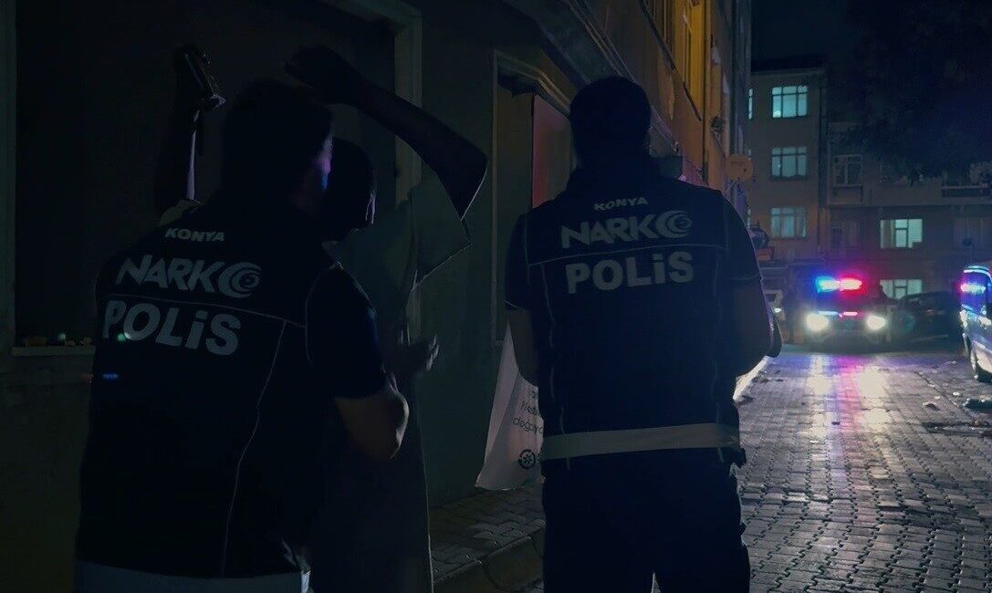 Konya’da polis ekipleri tarafından gerçekleştirilen Narko-Mercek Operasyonu’nda, uyuşturucu üretiminde kullanılabilecek