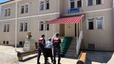 Andırın ilçesinde bir köpeğin traktörün arkasına bağlanarak sürüklenmesine neden olan