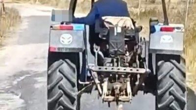 Andırın ilçesinde bir köpeğin traktörle sürüklenmesi anı, cep telefonu kamerasıyla