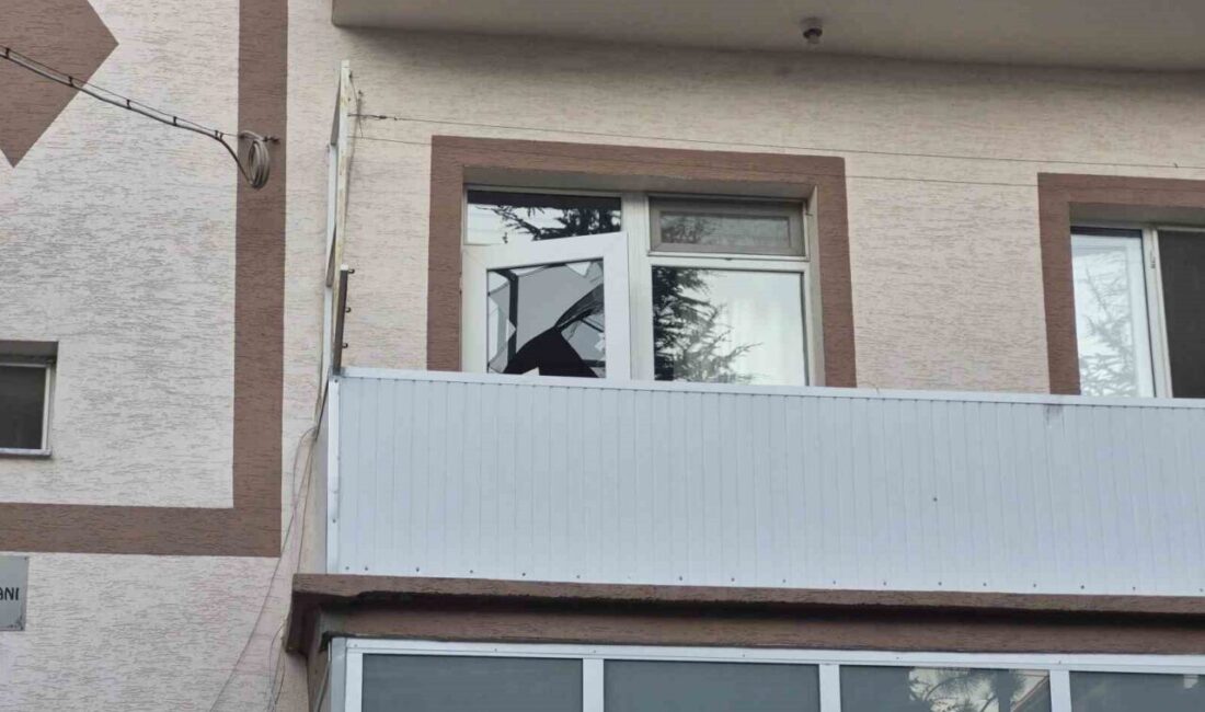 Eskişehir’de itfaiye ekipleri, kötü koku ihbarı üzerine camı kırarak girdikleri