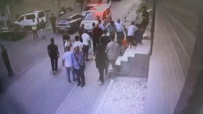 Küçükçekmece’de yaşanan bir kavganın güvenlik kamerası görüntüleri ortaya çıktı. Olay,