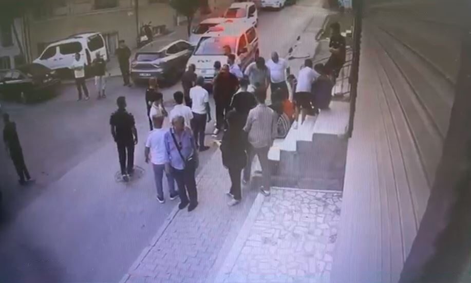 Küçükçekmece’de yaşanan bir kavganın güvenlik kamerası görüntüleri ortaya çıktı. Olay,