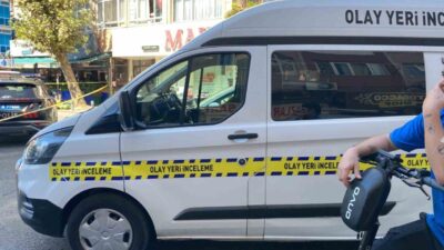 İstanbul Küçükçekmece ilçesinde bir kadın, yolun karşısına geçmeye çalışırken su