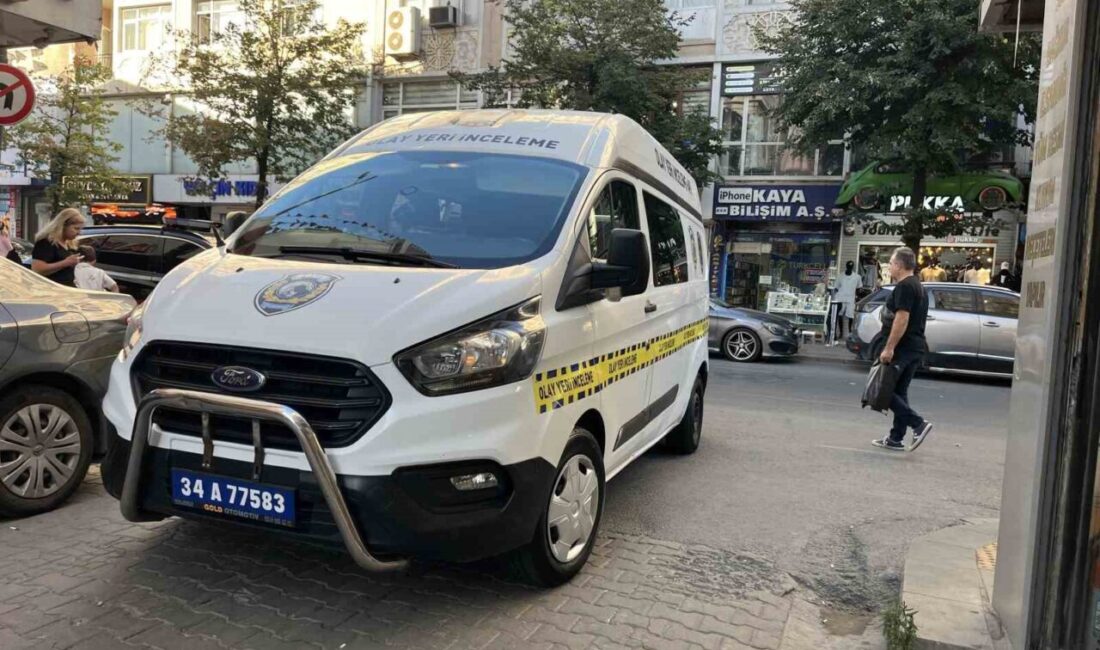 İstanbul Küçükçekmece ilçesinde bir gümüş dükkanına silahlı ve maskeli bir