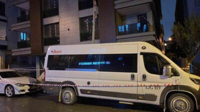 İstanbul Küçükçekmece ilçesinde bir adam, köpeğini gezdirirken kaldırımda yürürken inşaat