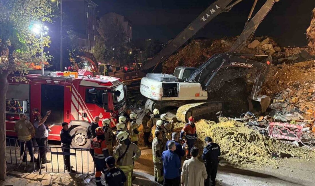 Küçükçekmece bölgesinde, kentsel dönüşüm sürecinde olan bir binanın kendiliğinden çökmesi