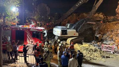 Küçükçekmece bölgesinde, kentsel dönüşüm sürecinde olan bir binanın kendiliğinden çökmesi