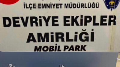 Küçükçekmece’de polis ekipleri tarafından şüpheli bulunarak durdurulan bir araçta 2