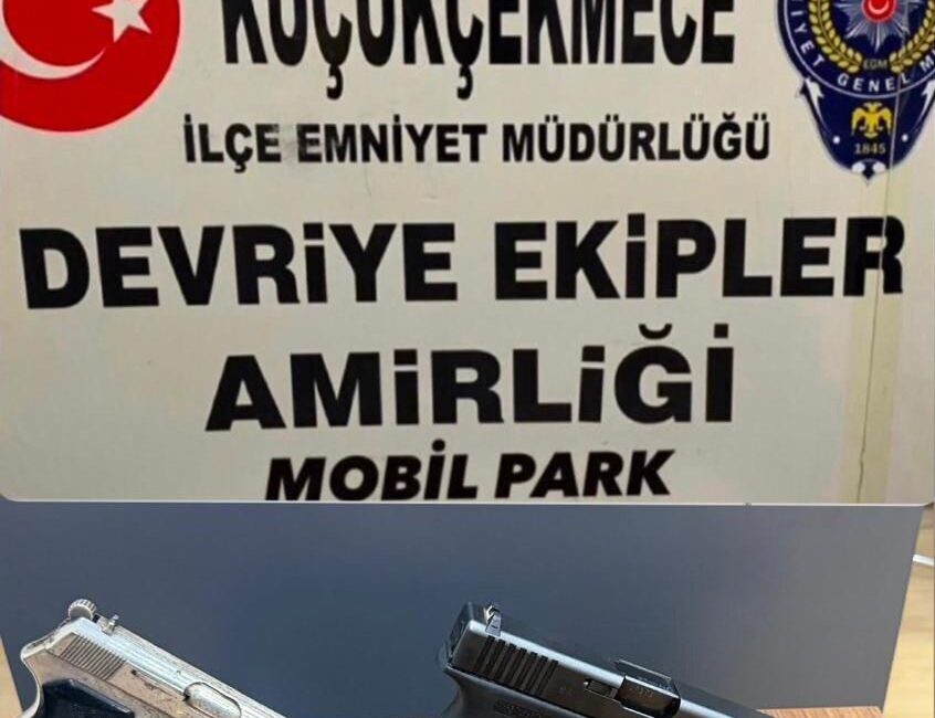 Küçükçekmece’de polis ekipleri tarafından şüpheli bulunarak durdurulan bir araçta 2