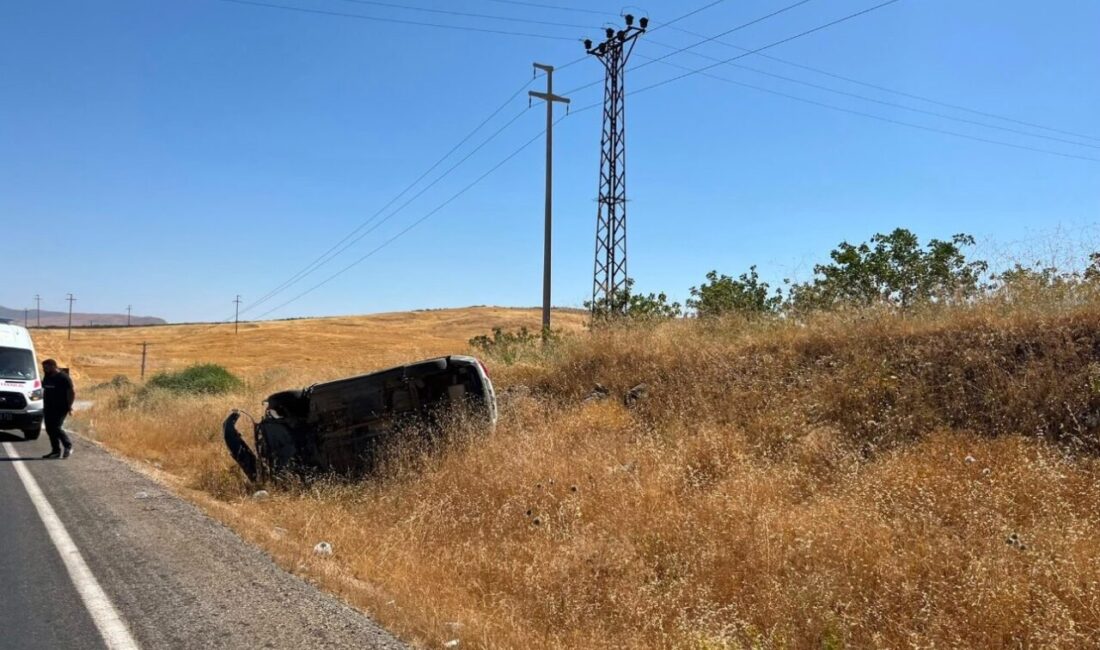 Siirt’in Kurtalan ilçesinde meydana gelen trafik kazasında otomobilin yoldan çıkarak