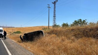 Siirt’in Kurtalan ilçesinde meydana gelen trafik kazasında otomobilin yoldan çıkarak