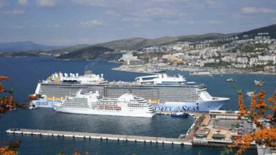 Kuşadası ilçesine bugün 2 kruvaziyer gemisiyle birlikte deniz yoluyla 4