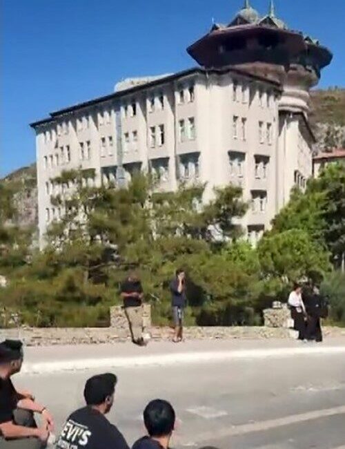 Kuşadası’nda bulunan beş yıldızlı Ladonia Hotel Adakule’de çalışanlar, iddiaya göre