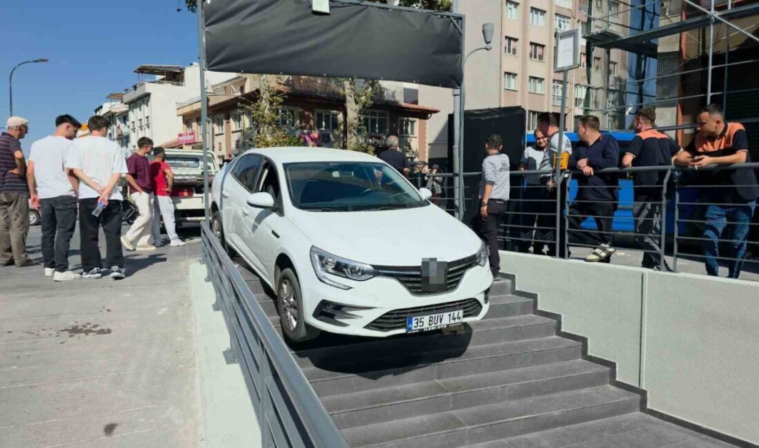 Kütahya’da bir sürücünün kontrolünden çıkan araç, bir marketin giriş merdivenlerine
