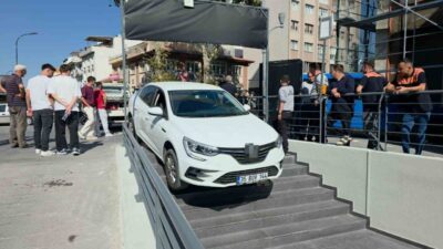 Kütahya’da bir sürücünün kontrolünden çıkan araç, bir marketin giriş merdivenlerine