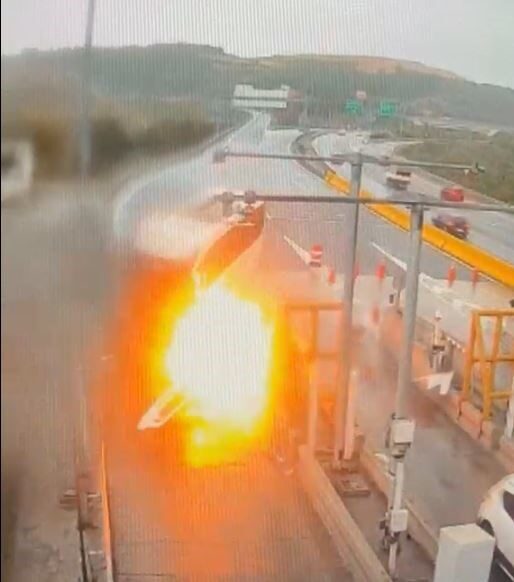 Kuzey Marmara Otoyolu’nda bir yolcu otobüsünün bariyere çarparak alev alması