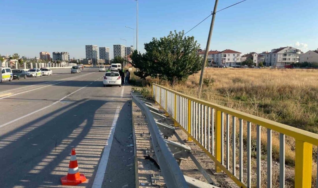 Karaman’da bir otomobilin lastiği patlayarak bariyerlere çarpması sonucunda meydana gelen