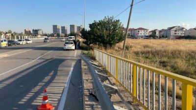 Karaman’da bir otomobilin lastiği patlayarak bariyerlere çarpması sonucunda meydana gelen