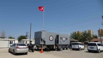 Antalya’nın Zeytinköy olarak bilinen Yeşildere Mahallesi’nde uyuşturucu satıcıları ve madde