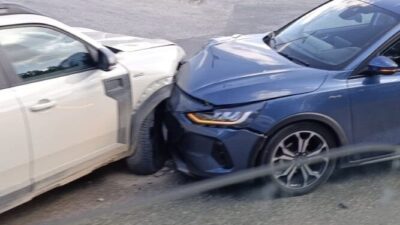 Eskişehir’in Odunpazarı ilçesinde meydana gelen trafik kazasında, iki otomobilin bir