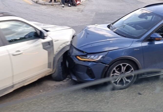 Eskişehir’in Odunpazarı ilçesinde meydana gelen trafik kazasında, iki otomobilin bir