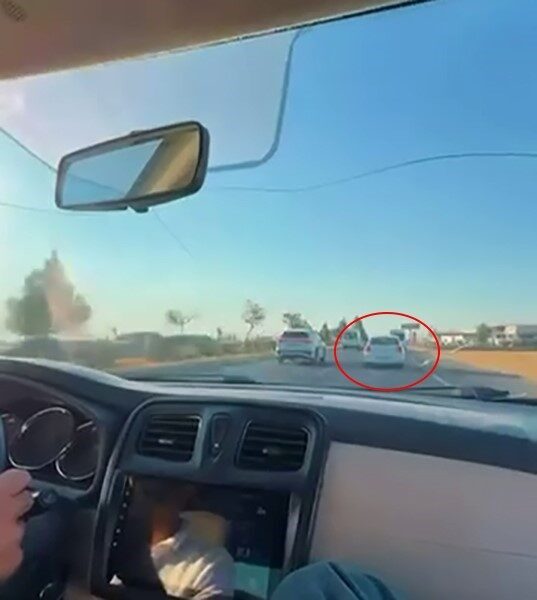 Diyarbakır’ın Kayapınar ilçesinde bir sürücü, makas atarak ilerledi ve trafiği