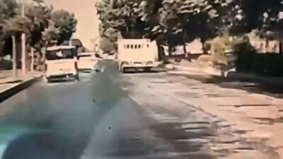 Elazığ’da, trafiği tehlikeye atan bir otomobil sürücüsünün kaza anı kameraya