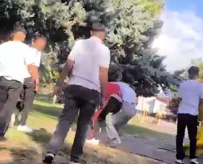 Malatya’da, 17 yaşındaki bir genç, parkta 4-5 kişilik bir grubun
