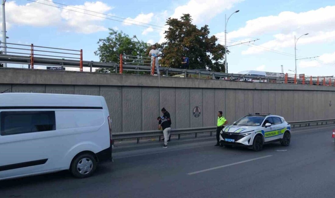 Malatya’da bir kişi, bariyer ile demir korkuluklar arasında yürürken yaklaşık