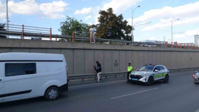 Malatya’da bir kişi, bariyer ile demir korkuluklar arasında yürürken yaklaşık