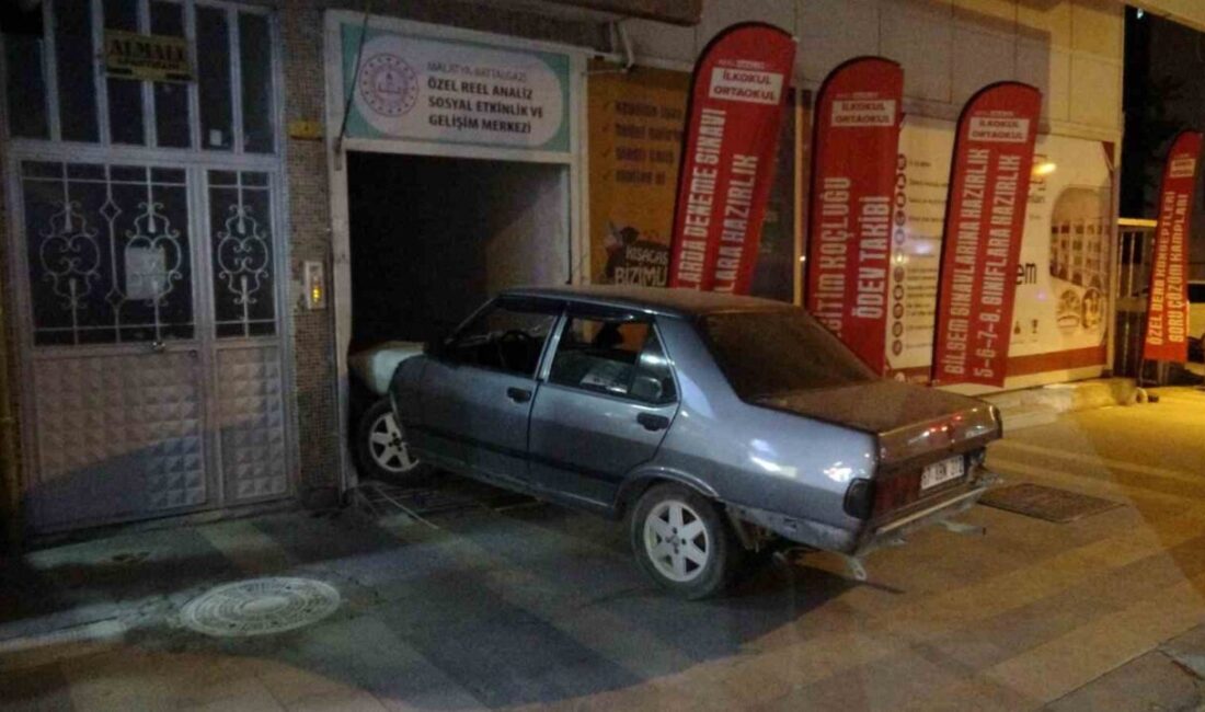 Malatya’da bir sürücü tarafından kontrolü kaybedilen bir otomobil, park halindeki