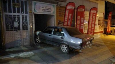 Malatya’da bir sürücü tarafından kontrolü kaybedilen bir otomobil, park halindeki