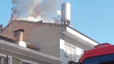 Malatya’nın Battalgazi ilçesinde bir apartmanın çatısında meydana gelen yangın, itfaiye