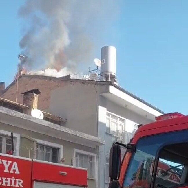 Malatya’nın Battalgazi ilçesinde bir apartmanın çatısında meydana gelen yangın, itfaiye