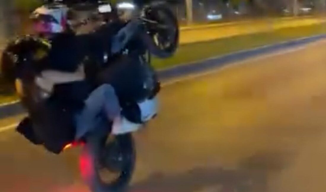 Malatya ilinde, bir sürücünün motosikletinin ön tekerleğini kaldırarak ilerlediği tehlikeli