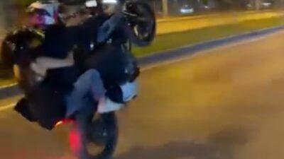 Malatya ilinde, bir sürücünün motosikletinin ön tekerleğini kaldırarak ilerlediği tehlikeli
