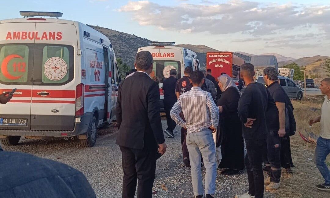 Malatya’nın Doğanşehir ilçesinde tır ile otomobilin çarpışması sonucu meydana gelen