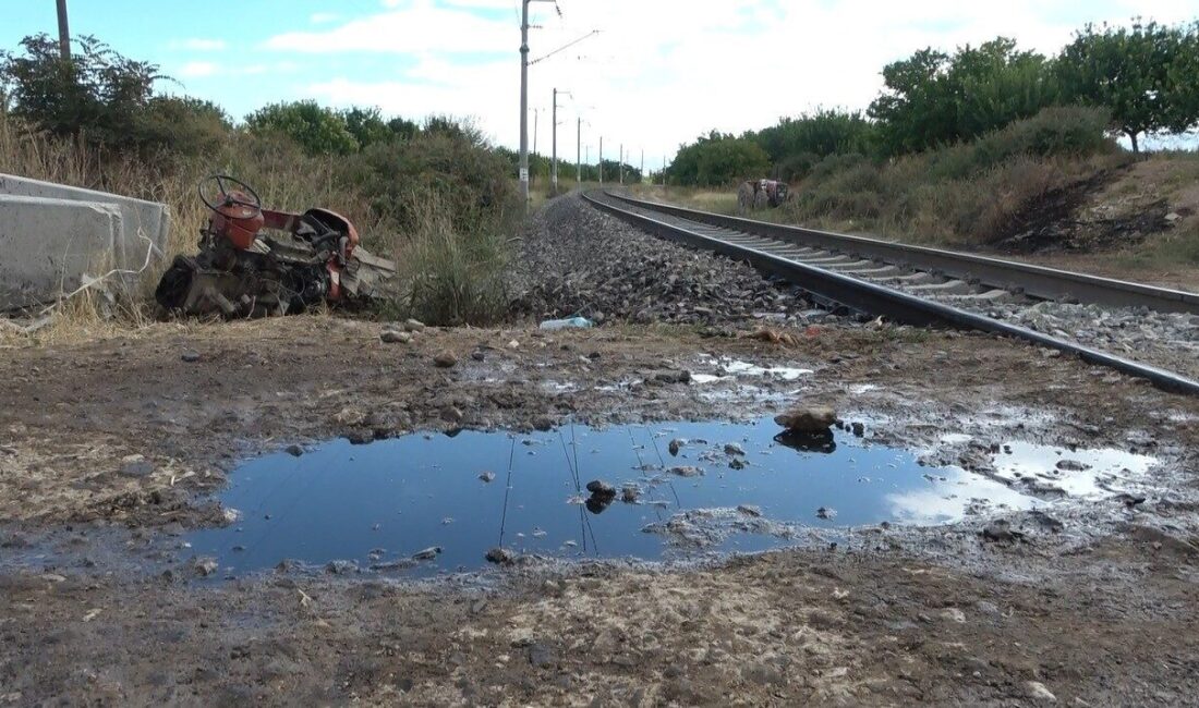 Malatya’nın Yeşilyurt ilçesinde, bir yük treninin çarpması sonucu traktörün ikiye
