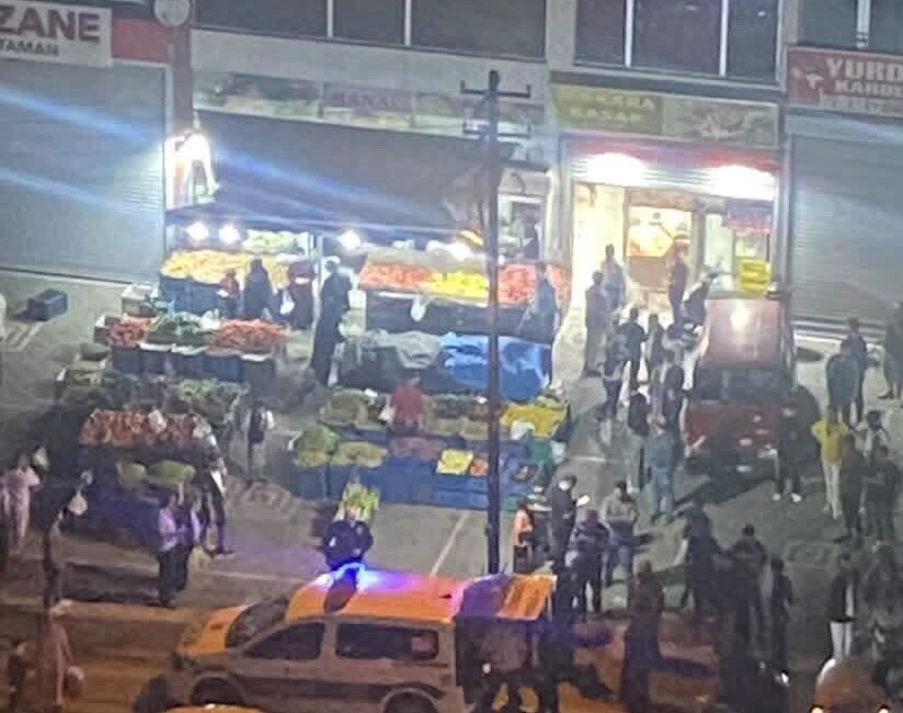 Ankara’nın Altındağ ilçesinde bulunan Önder Mahallesi’nde, manav esnafı arasında sopalı