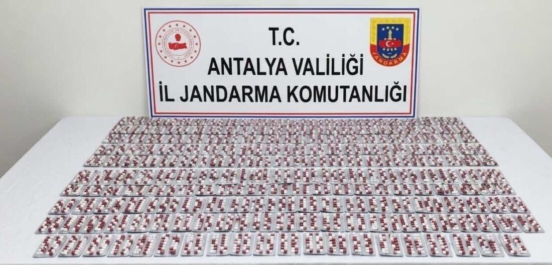 Manavgat ilçesinde gerçekleştirilen operasyonda 3 bin adet sentetik hap bulunarak,
