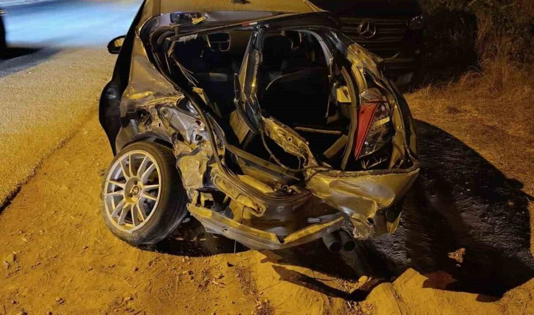 Manavgat ilçesinde meydana gelen trafik kazasında, bir otomobilin karşı şeride
