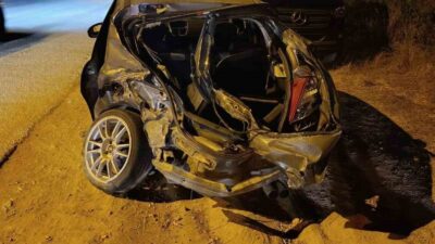 Manavgat ilçesinde meydana gelen trafik kazasında, bir otomobilin karşı şeride