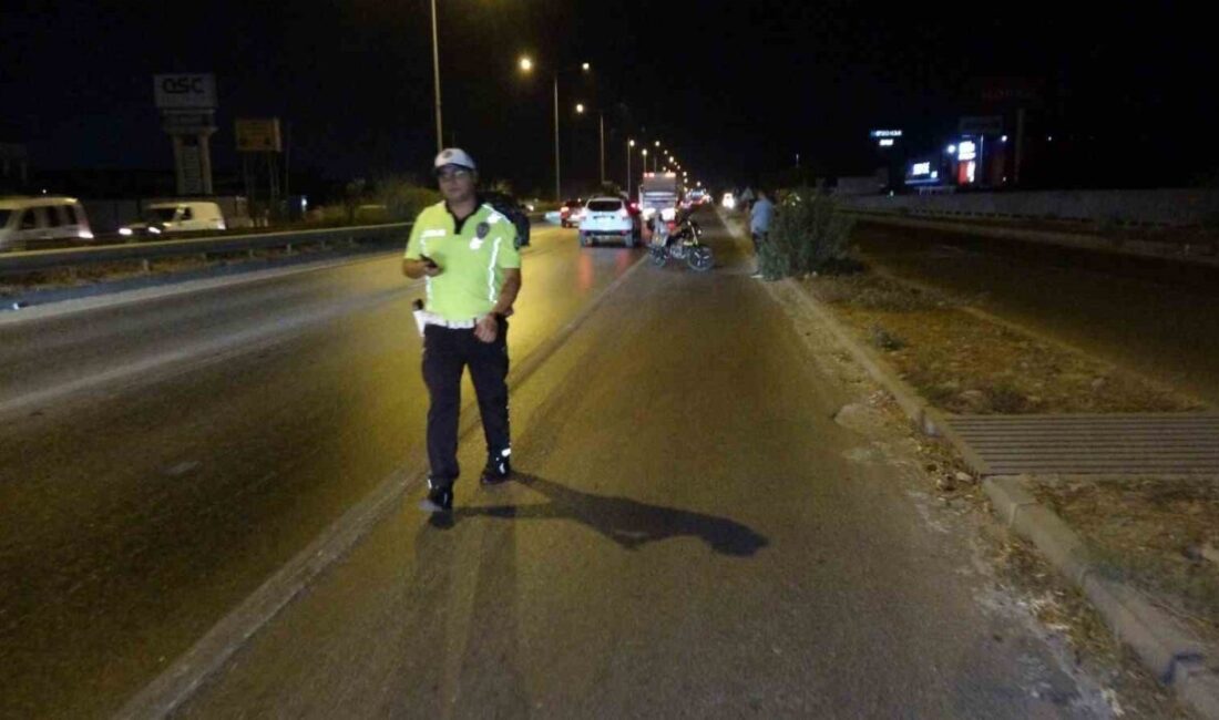 Manavgat ilçesinde meydana gelen trafik kazasında, bir motosikletin yaya ile