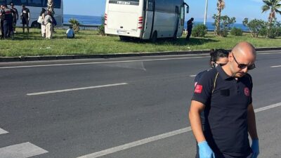 Manavgat ilçesinde tur otobüsü ile minibüsün çarpıştığı trafik kazasında 1’i