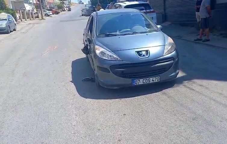 Manavgat ilçesinde, bir yayayı yolun karşısına geçerken vuran bir otomobil